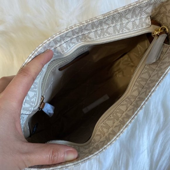 MICHAEL KORS LARGE MESSENGER CROSSBODY - Picture 6 of 8